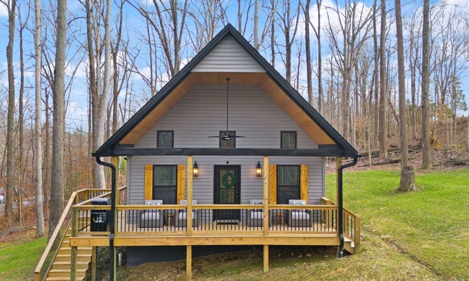 Clarkson Casa | Spacious 3-bedroom house near Nolin Lake/Mammoth Cave, WiFi, Grill, Fire Pit!