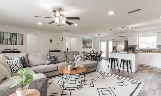 Clearwater Casa | Spacious 3 Bedroom House 15 mins from Clearwater Beach!