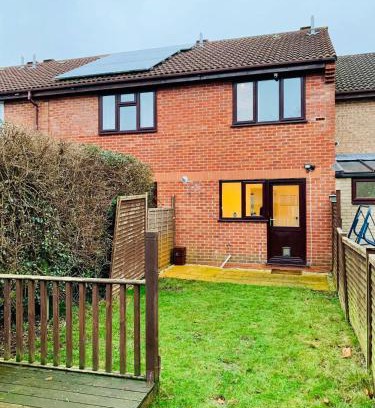 Taunton Casa | Spacious 3 Bedroom House with Parking in Taunton