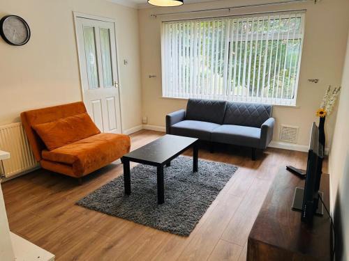 Tea Green Apartamento | Spacious 3 Bedroom house in Luton with free on-street parking, Close to Airport and Town Centre