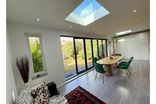 Brownswood Apartamento | Spacious 3-Bedroom House with Garden and Parking