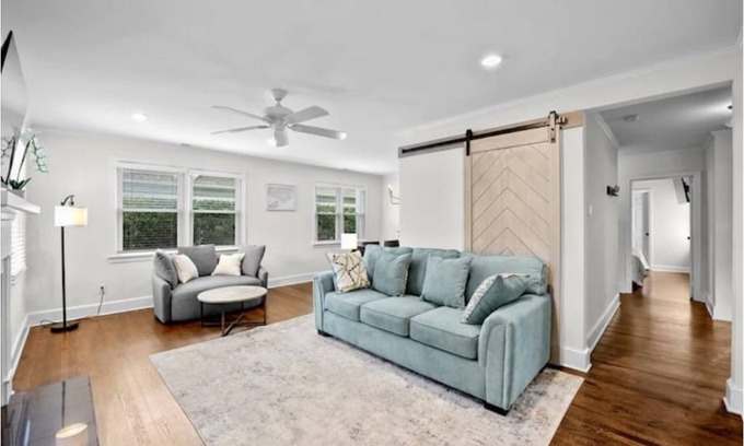 Barclay Downs Casa | Spacious 3 Bedroom in Myers Park!