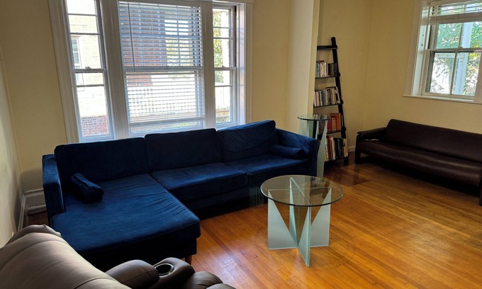 North Cambridge Apartamento | Spacious 3 bedroom Porter Square Apartment, 1 mile from Harvard, Lesley & Tuffs.