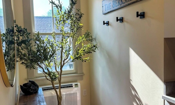 Stockbridge Apartamento | Spacious 3-bedroom apartment with WiFi, AC on Main Street Stockbridge
