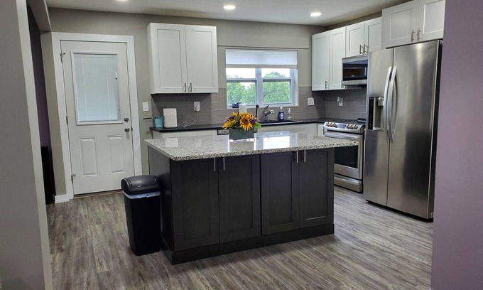 Scott Depot Casa | Spacious 3-bedroom home, off I-64 & 35, sleeps 11