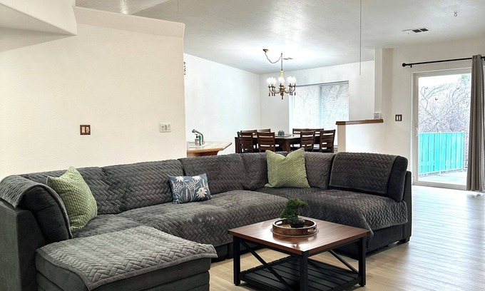 Yreka Casa | Spacious 3-bedroom vacation home with balcony, office and central air and heat.