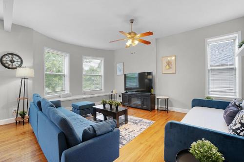 Central West End Apartamento | Spacious 3-Bedroom with King Bed & Prime Location