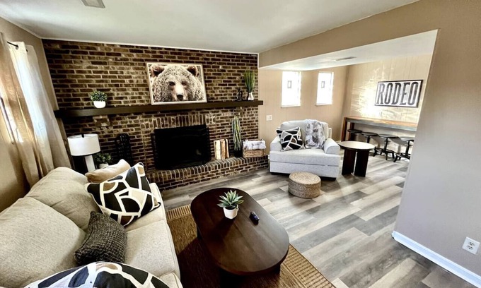 Mason Casa | Spacious 3 Bedroom with Outdoor Pool in Mason