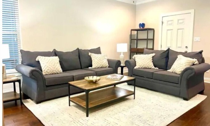 Lake Charles Casa | Spacious 3 BR Downtown Townhouse near Lake & Casinos