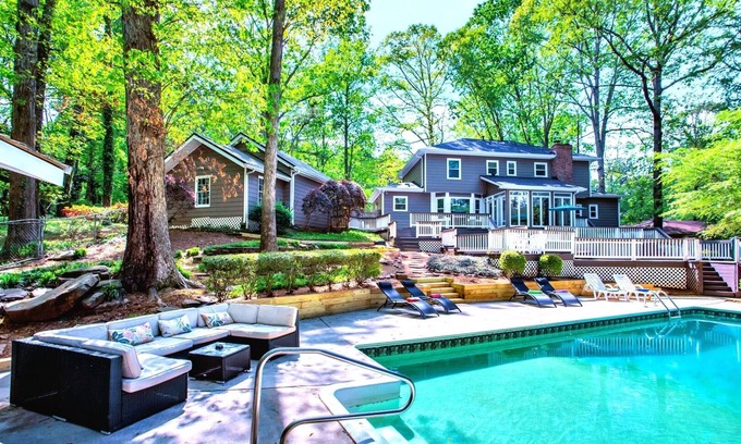 Lilburn Casa | Spacious 3-level dream entertainment with Foosball,Projector,HotTub&SUMMER:Pool