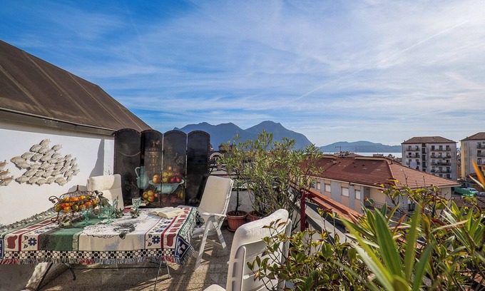 Intra Apartamento | Amplio apartamento de 3 dormitorios con 2 baños, 3 balcones y una hermosa vista al lago