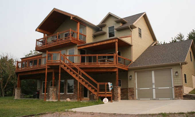 Crofton Casa | Recién construido, espacioso 3 pisos, familiar con vista al lago Inicio.