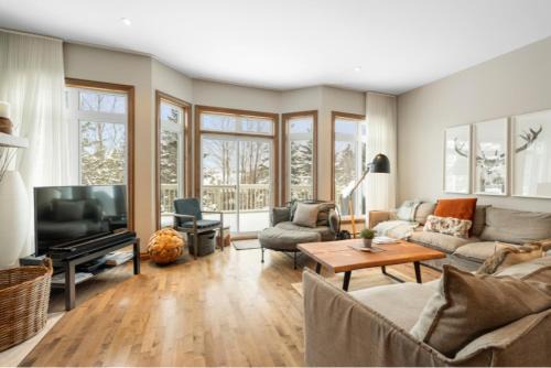 Mont-Tremblant Casa | Spacious 3-Story Golfside Townhouse with Pool Access Aiglon 1614