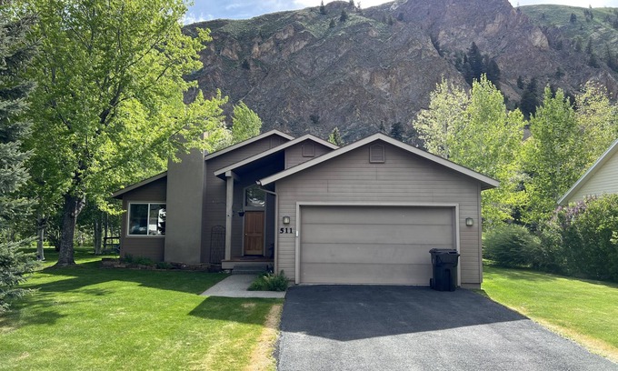 Hailey Casa | Spacious 3B/2BA house w/ fenced yard+mountain view