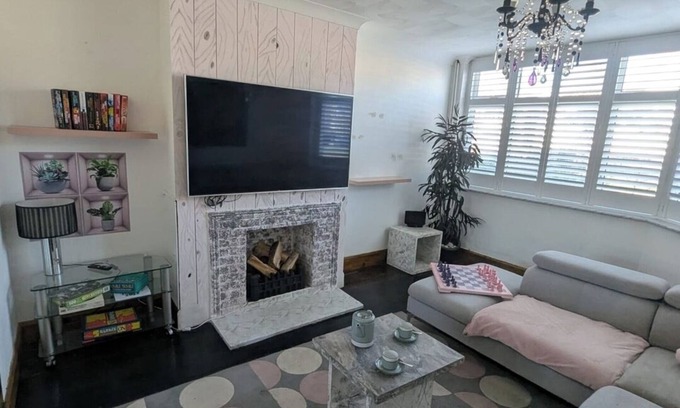 Ipswich Casa | Spacious 3B Home with Garden in Central Ipswich