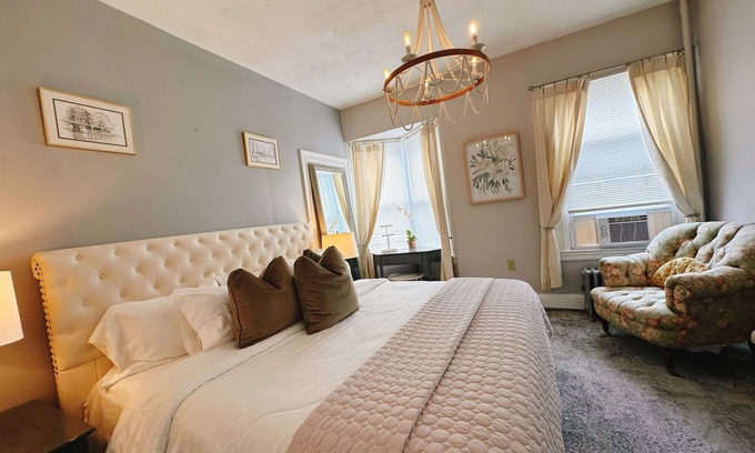 College Hill Apartamento | Spacious 3B1B,Full Kitchen,Private Parking, Walk to BROWN & RISD