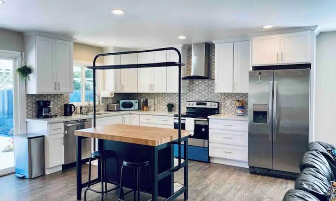 Newark Casa | Spacious 3B2B Home: Prime Location