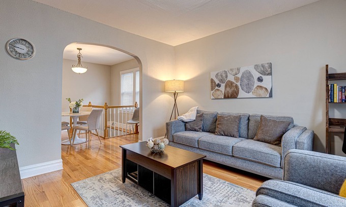 Jefferson Park Casa | SPACIOUS 3BD - 2BA DUPLEX WITH FAMILY ROOM, KING BED-LAUNDRY ROOM & FIREPLACE