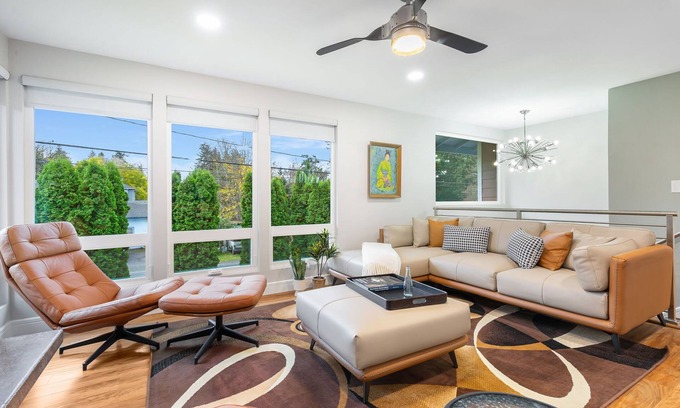 White Center Casa | Spacious 3BD Retreat + Pet Friendly, Large Yard