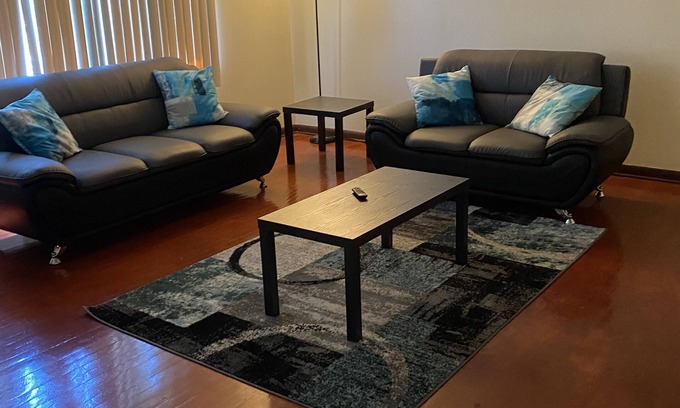 Milwaukee Apartamento | Spacious 3bdr free wine wifi and parking