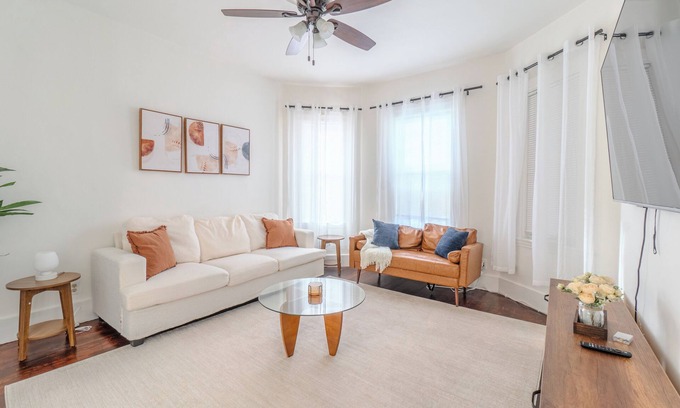Somerville Apartamento | Spacious 3BDR near Harvard/5-Min Walk to Train - Davis Sq / Free Parking!