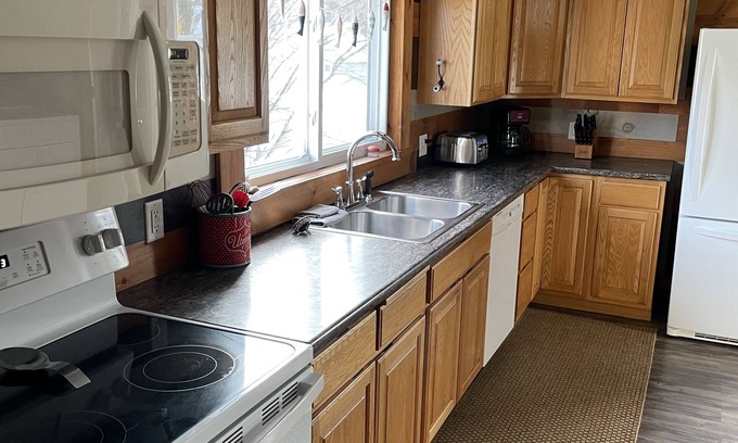 Munising Apartamento | Spacious 3bdrm apt in the heart of downtown Munising