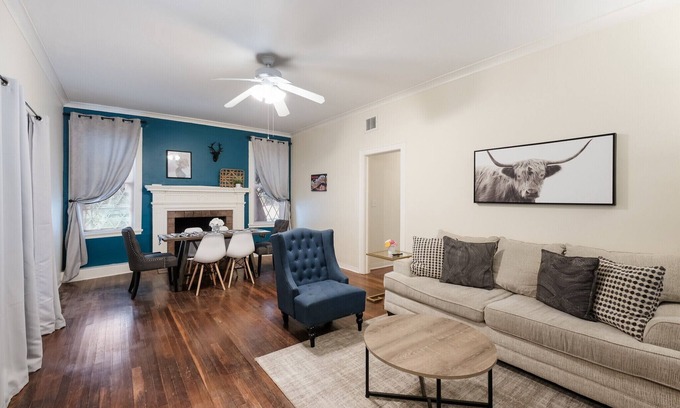 Alta Vista Condominio | Spacious 3BR/2BA 1st Floor Apt in Historic Alta Vista, SA, 20% Off! Free Parking