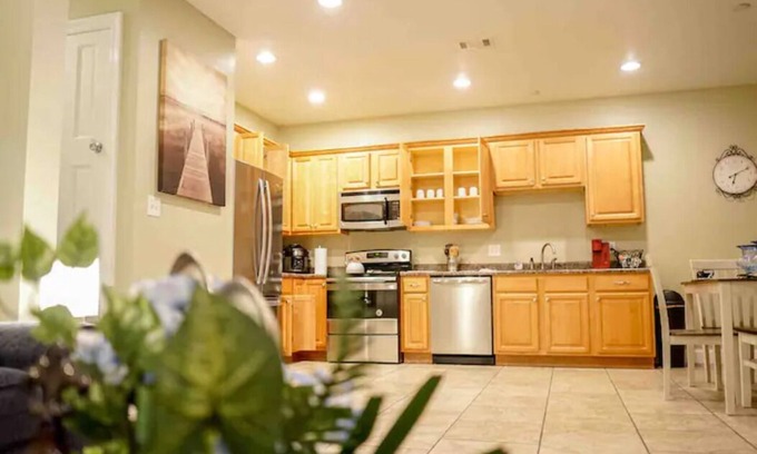 Kreole Apartamento | Spacious 3BR 2BA / Balcony / 4 TVs / Strong Wi-Fi