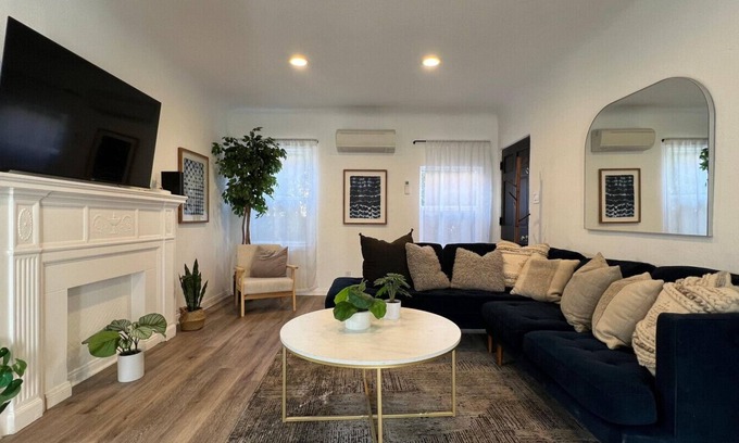 Palms Apartamento | Spacious 3BR/3BA Home Private Yard in Culver City