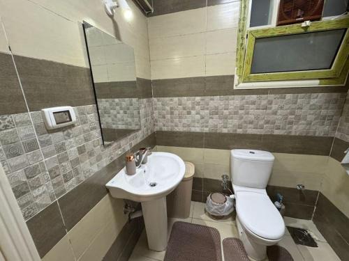 Sheikh Zayed City Apartamento | Spacious 3BR Apt, 2 Baths, Gated Community - 803