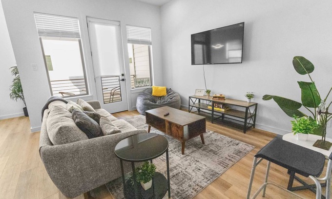 OST - South Union Casa | Spacious 3BR+Balcony | Sleeps 10 | Near TMC & DT
