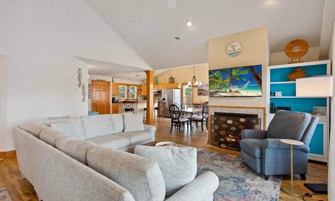 Bermuda Bay Condominio | Spacious 3BR Condo: Pool, Gym & 5-Min Beach Drive