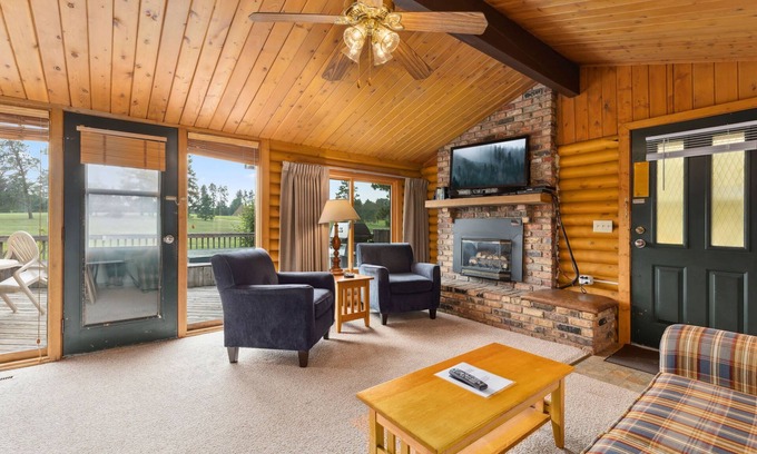 Breezy Point Cabina | Spacious 3BR Chalet Cabin Overlooking Golf Course