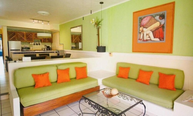Zona hotelera Hotel | Spacious 3BR Condo with Balcony and Private Beach Area