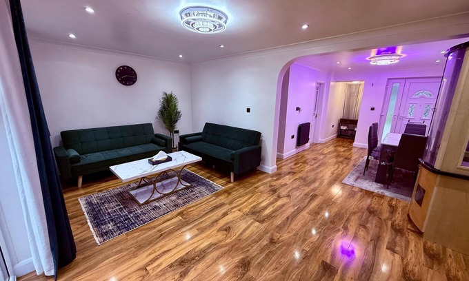 Haversham Casa | Spacious 3BR|Contractor-ready|Parking x3|Sleeps x8