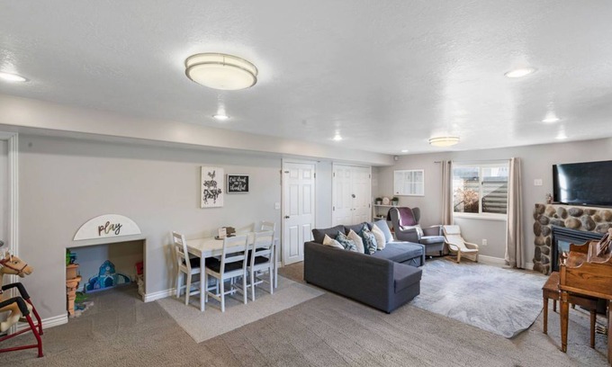 Layton Apartamento | Spacious 3BR Furnished Basement w/ Patio Grill - Family Friendly & Flexible Stay