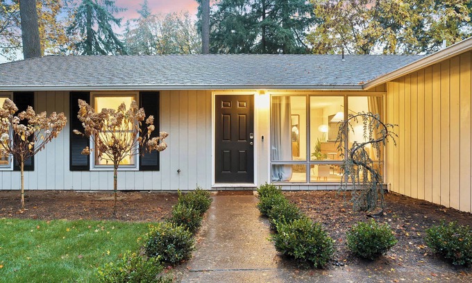 Lake Oswego Casa | Spacious 3BR Getaway, Fenced Yard & Fireplace