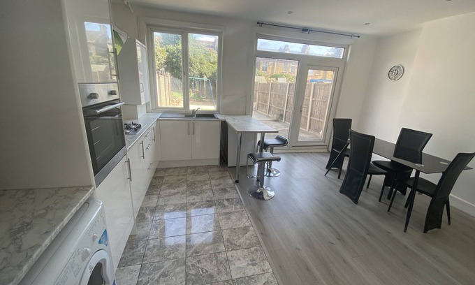 Bensham Manor Casa | Spacious 3BR Home – Family & Contractor Friendly