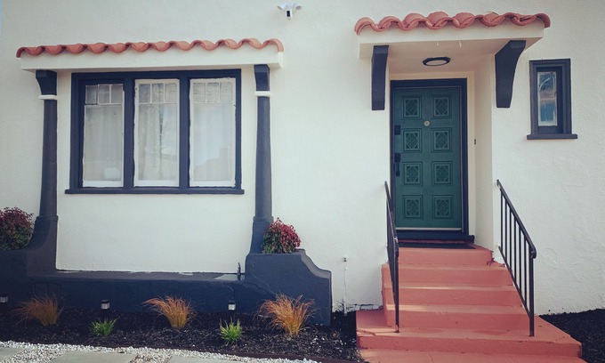 Oakland Casa | Spacious 3BR Home + Private 2BR Guest house – Ideal for Groups