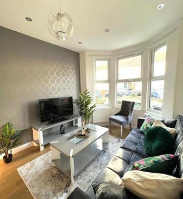 Watford Casa | Spacious 3BR House - Contractors, Hospital, Family