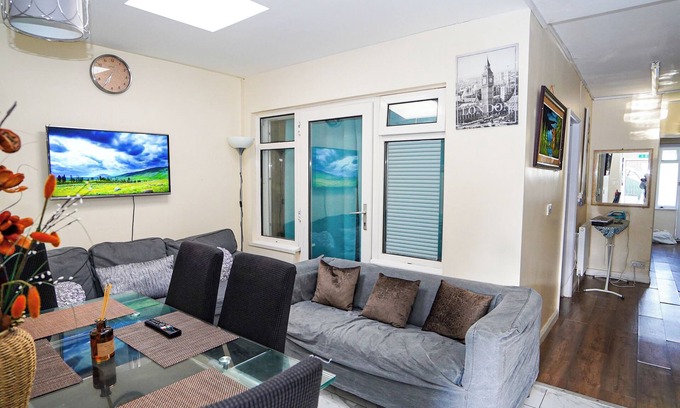 Heston West Casa | Spacious 3BR House Sleeps 6