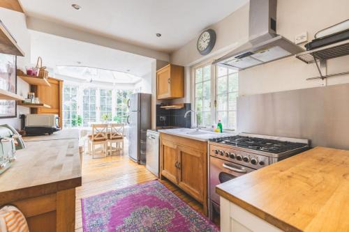 South Acton Casa | Spacious 3BR House with Large Garden & Private Parking, Near Station & Amenities
