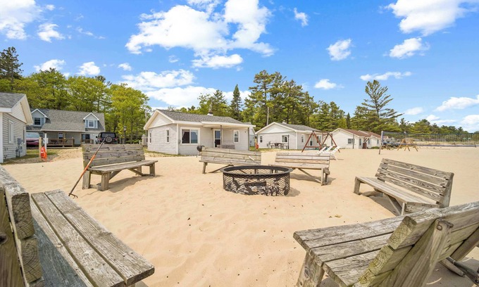 Greenbush Apartamento | Spacious 3BR Lakefront Cottage w/ Beach Access