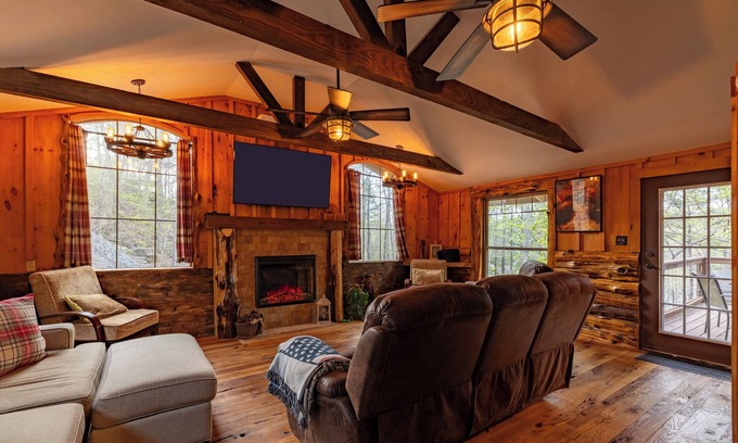 Higden Cabaña | Spacious 3BR Lakehouse – Hot Tub, Firepit, Views