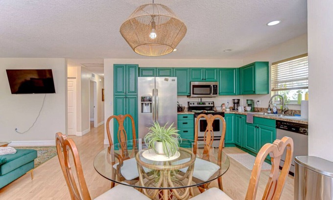 Trailer Estates Apartamento | Palm Apt spacious 3/2 10 mins to SRQ & beaches