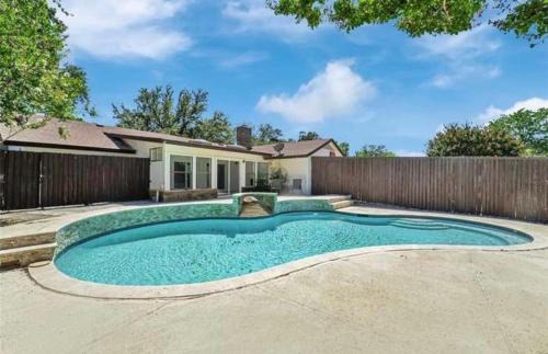 Richardson Casa | Spacious 3BR Oasis Pool Fire Pit & Family Fun