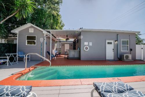 Kingston Apartamento | Spacious 3BR, Pool, Near Beach & Attractions
