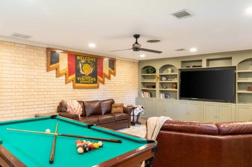 Garden Oaks Casa | Spacious 3BR Retreat - Pool Table Gazebo Yard