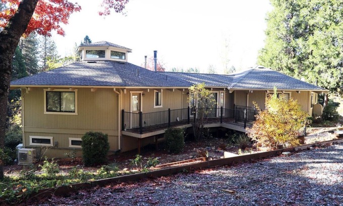 Apple Hill Casa | Spacious 3BR Retreat | Sleeps 10 | Free Parking