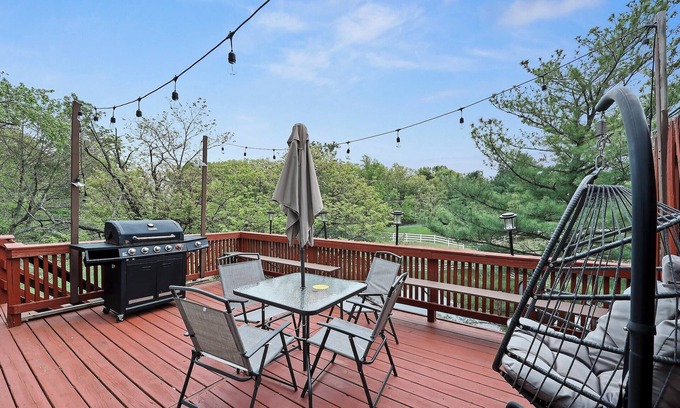 Calverton Apartamento | Spacious 3BR Townhouse with Balcony & Gym